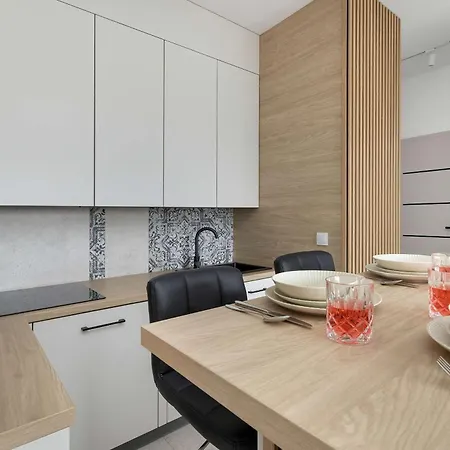 Baltic Waves Stylish With Parking, & Gym By Renters Apartment *